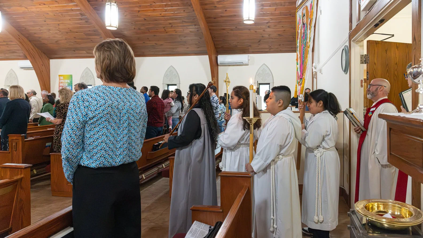 Acolytes and clergy processing into the Nave at the start of the Misa en español.